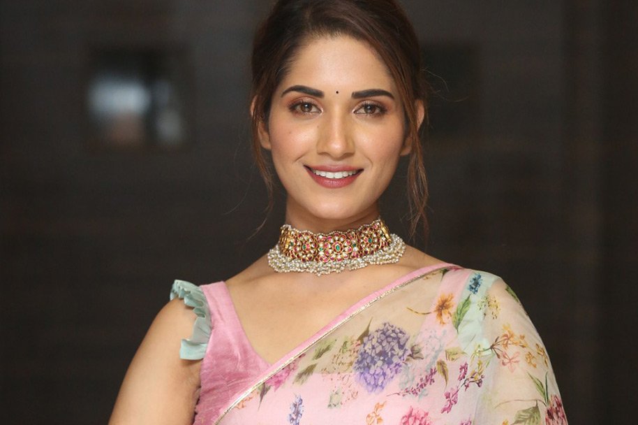 Ruhani-Sharma-at-Hit-Movie-Pre-Release-Event